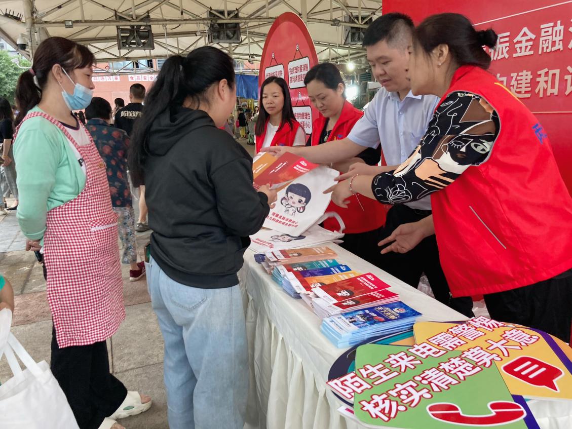 中行重慶兩江分行前往民心佳園夜市開(kāi)展金融知識(shí)普及活動(dòng)。中行重慶市分行供圖