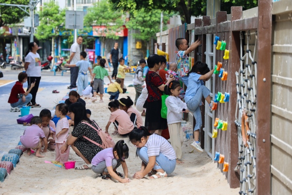 鼎山街道把廢棄水池改建為兒童樂園。江津區(qū)委宣傳部供圖