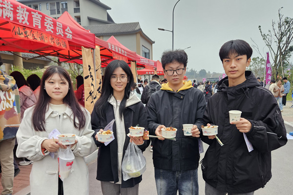 小火鍋搭配中藥茶飲大受歡迎。重慶移通學(xué)院供圖