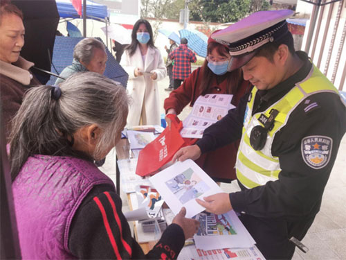 普及交通安全知識(shí)。巴南交巡警供圖