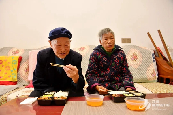 92歲的皮開成和老伴住在珞璜鎮(zhèn)碑亭西苑小區(qū)，由于腿腳不便，珞璜鎮(zhèn)碑亭社區(qū)帥鄉(xiāng)幸福食堂便將“愛心餐”送到其家里。江津福彩供圖