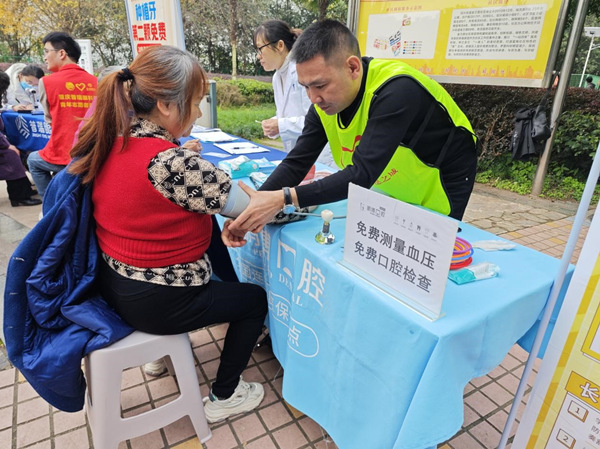 社區(qū)為居民提供“家門口式”體檢服務(wù)。金蘭路社區(qū)供圖