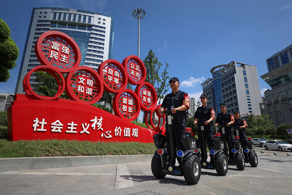 輔警開展街面巡邏防控。巴南區(qū)公安分局供圖