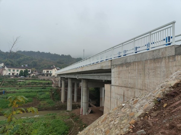 改造后的華鉈嘴橋。玉峰山鎮(zhèn)供圖