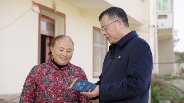 李竟向公路沿線居民開展路政宣。沙坪壩區(qū)交通局供圖