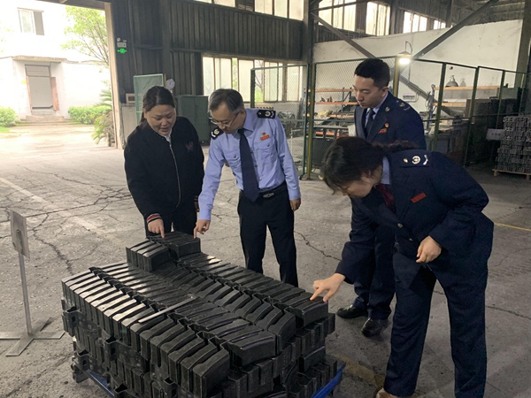 近日，綦江區(qū)稅務(wù)人員在重慶市宇紅軌道車輛配件有限公司宣傳稅收政策，收集意見建議。徐維達(dá)攝