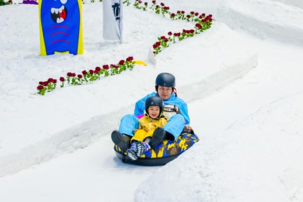 游客感受冰雪運(yùn)動(dòng)的魅力。重慶熱雪奇跡供圖