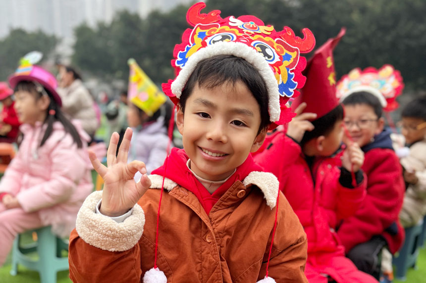 龍頭帽子大受歡迎。魯能巴蜀小學供圖