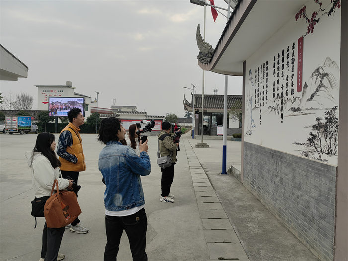 進(jìn)行了采風(fēng)創(chuàng)作。通過(guò)特色健身操的形式，引導(dǎo)村民們強(qiáng)身健體，傳遞中華體育精神，深入挖掘當(dāng)?shù)靥厣幕械捏w育基因，為當(dāng)?shù)氐泥l(xiāng)村振興賦能。