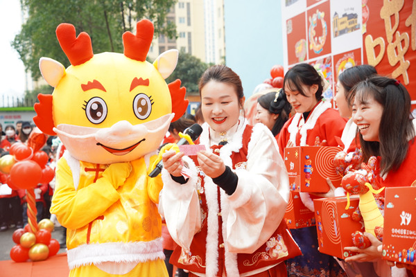 開幕式上，學(xué)府悅園第三幼兒園園長潘承萍為孩子們抽福娃、送龍仔。學(xué)府悅園第三幼兒園供圖