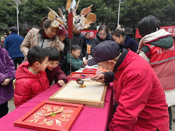 民間傳統(tǒng)藝人制作畫糖人讓小朋友目不暇接。寶圣東路社區(qū)供圖