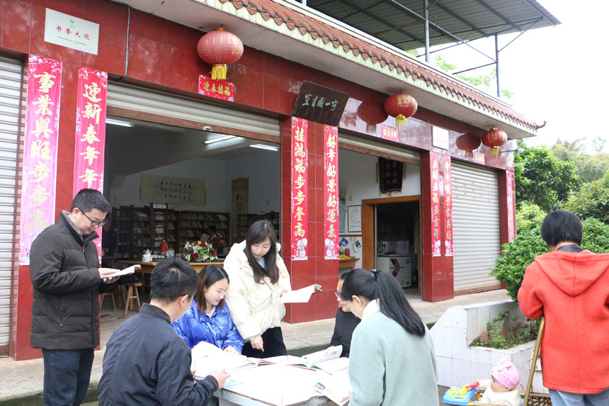 									自建農(nóng)家書屋照亮“精神家園”					清晨薄霧還未散盡，山路依地勢(shì)蜿蜒。重慶市合川區(qū)龍鳳鎮(zhèn)米蘭村的“守一”圖書室里，裝修工程干得火熱。古稀之年的王治倫是這間圖書室的主人，往常天剛亮，王治倫就會(huì)起床，收拾穿戴好，清掃地面，燒好熱水泡好茶，靜候著前來看書的村民。由于地面返潮不利于圖書保存，王治倫考慮再三，決定趁著年前這幾天對(duì)圖書室進(jìn)行整修。				