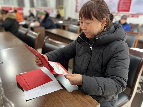 一月“過生”的黨員們，收到了“政治生日”賀卡。王雪梅攝