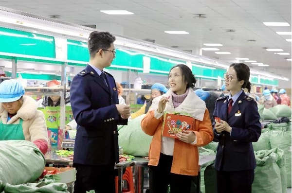 近日，秀山縣稅務(wù)人員走進振雄塑膠制品有限公司的生產(chǎn)車間，了解生產(chǎn)情況，宣傳輔導(dǎo)出口退稅等相關(guān)稅收政策。賴亭穎攝