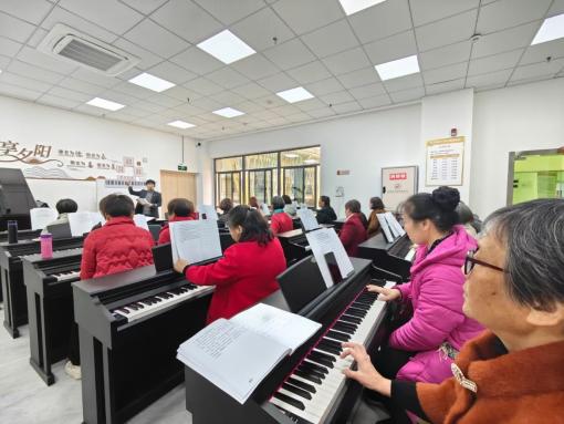 老年大學鋼琴體驗課學員火爆。五里店街道供圖