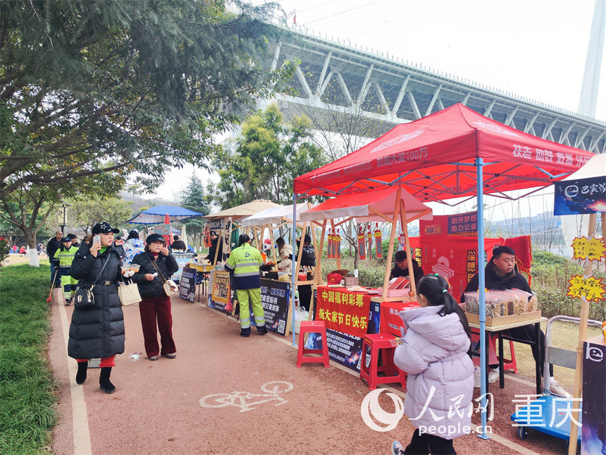 巴南區(qū)商務委在白居寺長江大橋下設立便民服務點。人民網(wǎng) 陳琦攝