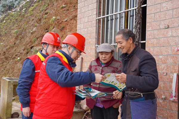 2月7日，國(guó)家重慶墊江供電公司員工在桂溪街道西山村開(kāi)展春節(jié)安全用電宣傳。王鵬攝