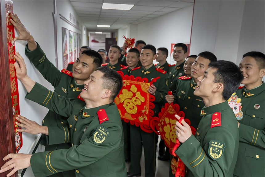 龍年新春之際，官兵們扮靚軍營(yíng)，讓軍營(yíng)里的年味越來(lái)越濃。王肸攝