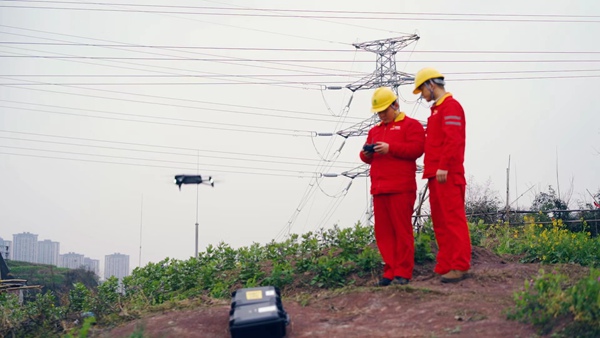 利用無人機(jī)巡視線路。國(guó)網(wǎng)重慶永川供電公司供圖