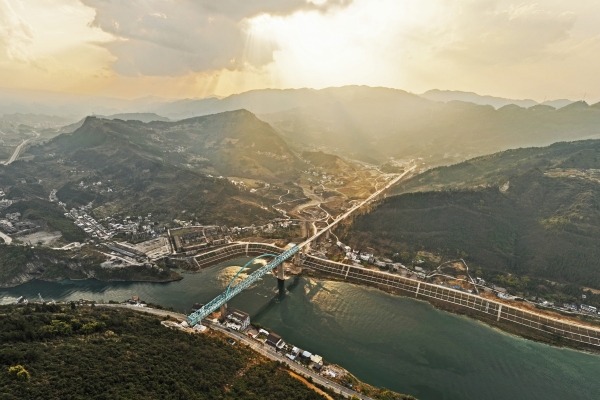 正在建設(shè)中的渝湘高鐵清水坪大橋在夕陽的照耀下，顯得格外美麗。趙勇攝