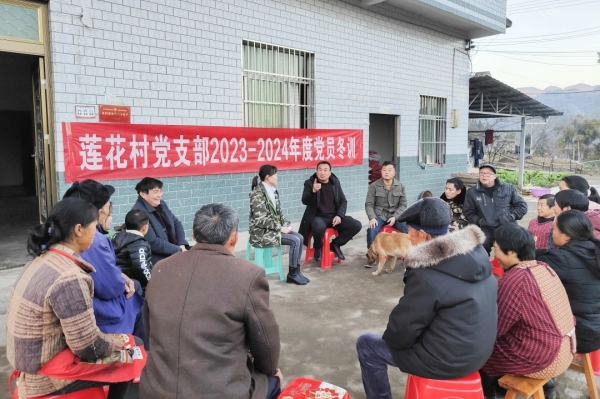 蒲蓮鎮(zhèn)蓮花村召開(kāi)院壩會(huì)，通報(bào)駐村工作隊(duì)2023年工作情況，收集辦理群眾意見(jiàn)訴求。巫溪縣委組織部供圖