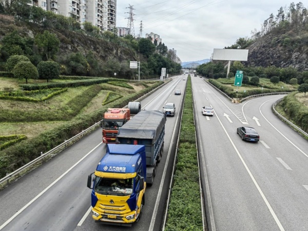 車輛有序通行渝黔高速公路。受訪單位供圖