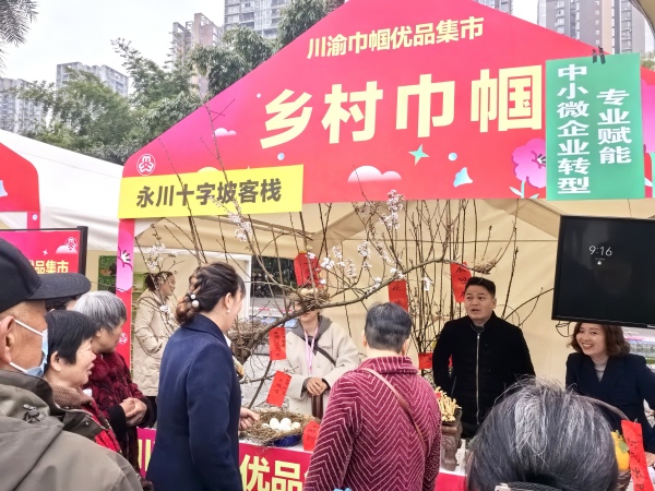 集市現(xiàn)場市民紛紛駐足。徐雯瑄攝