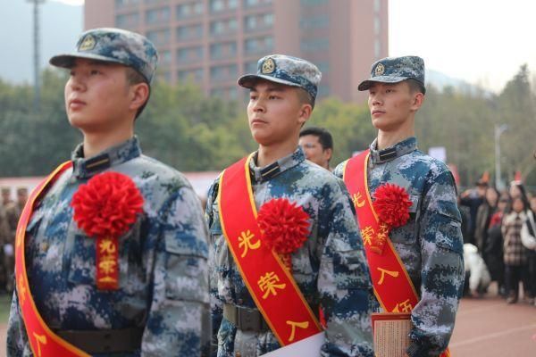 光榮入伍的學(xué)員們佩戴著大紅花。重慶機(jī)電職業(yè)技術(shù)大學(xué)供圖