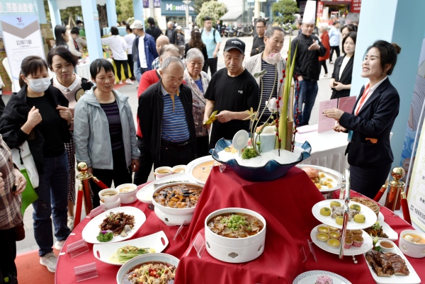 “碚有滋味 味你而來”美食節(jié)現(xiàn)場(chǎng)?；魠螖z