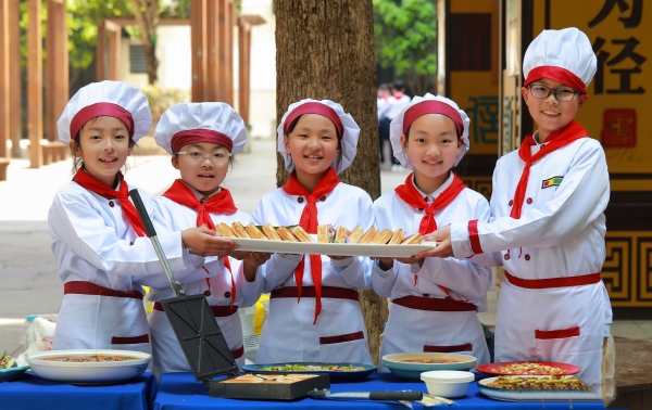 學(xué)生正在展示他們親手烹飪的美食。渝北區(qū)空港新城小學(xué)校供圖