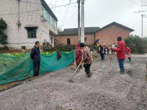 梨園村干部群眾共同修路。李渡街道供圖