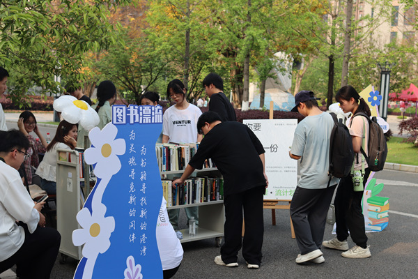 圖書漂流活動現(xiàn)場。重慶理工大學(xué)供圖