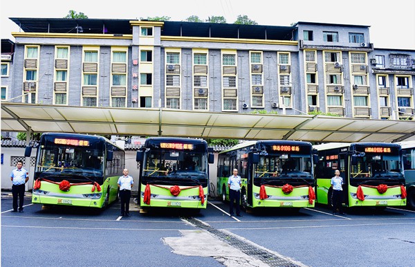 開行9106路公交車。重慶物流集團供圖