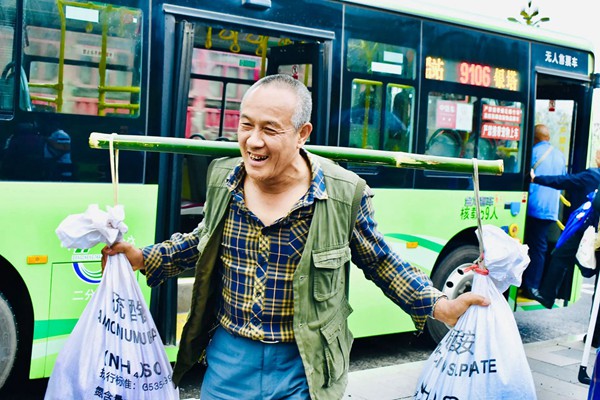 解決群眾“出行難、乘車難、賣菜難”問題。重慶物流集團供圖