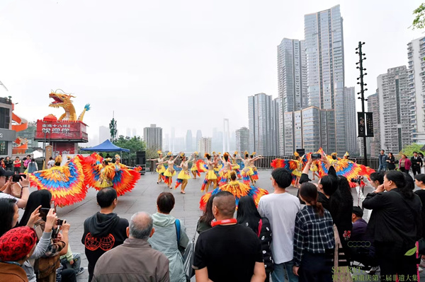 “鳳起東方·遇見十八梯”非遺主題秀。十八梯供圖