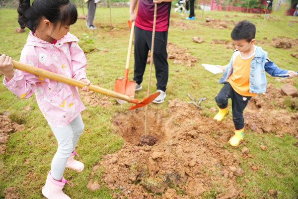 孩子們在公園種下樹苗。中國電建地產(chǎn)供圖