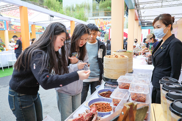 市民在活動現(xiàn)場品嘗美食。江北區(qū)委宣傳部供圖