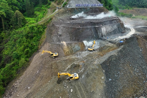 黔江區(qū)茶園水庫建設(shè)工地施工。楊敏攝