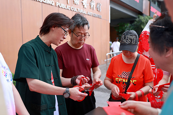 市民體驗剪紙藝術。向詩佳攝