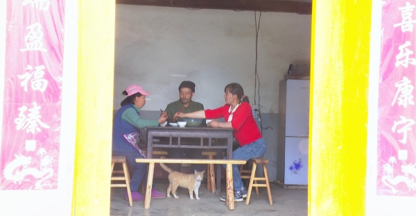 張碧和公婆一起吃午飯 。巫山縣委宣傳部供圖