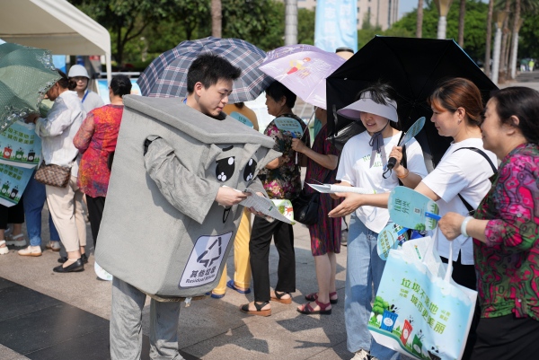 趣味互動，現(xiàn)場為市民宣傳講解垃圾分類。永川區(qū)委宣傳部供圖