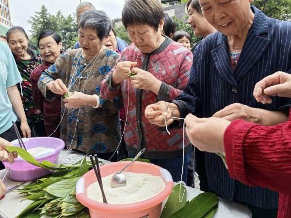 居民們正在包粽子。馨蘭路社區(qū)供圖