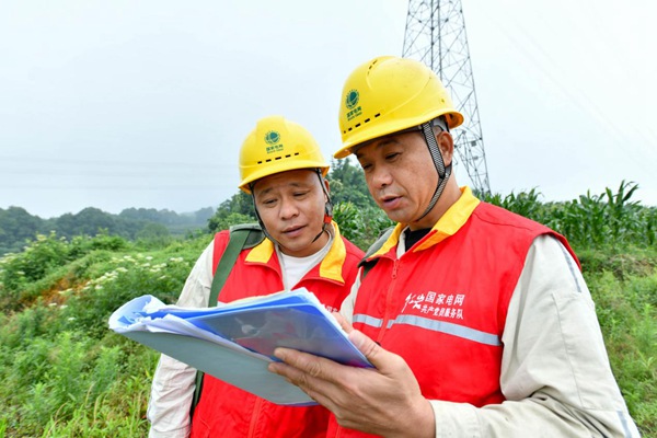 國網(wǎng)重慶江津供電公司輸電運檢中心黨員服務(wù)隊對高考保電線路進行特巡。王化全攝