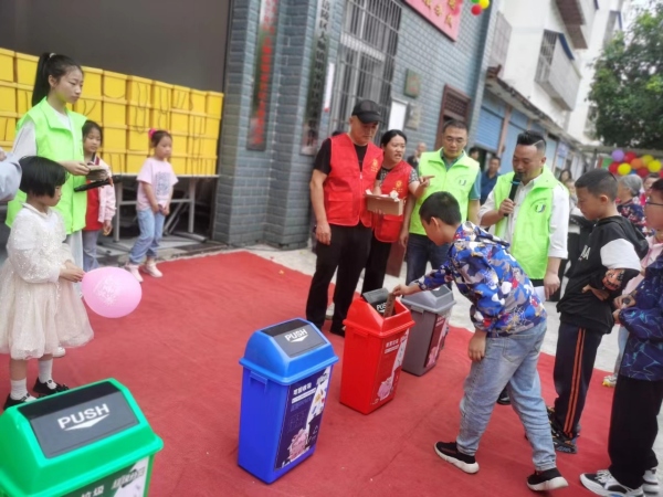 大順鎮(zhèn)開展“主題黨日+垃圾分類”活動(dòng)。大順鎮(zhèn)供圖