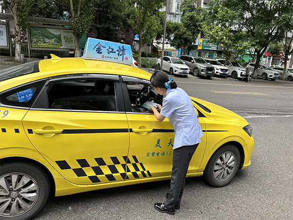 為出租車司機發(fā)放“零錢包”。農(nóng)行重慶分行供圖