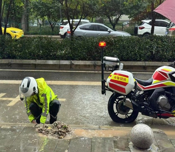 機(jī)動(dòng)大隊(duì)渝警驍騎隊(duì)員疏通淤泥，讓積水及時(shí)排出。巴南區(qū)交巡警供圖