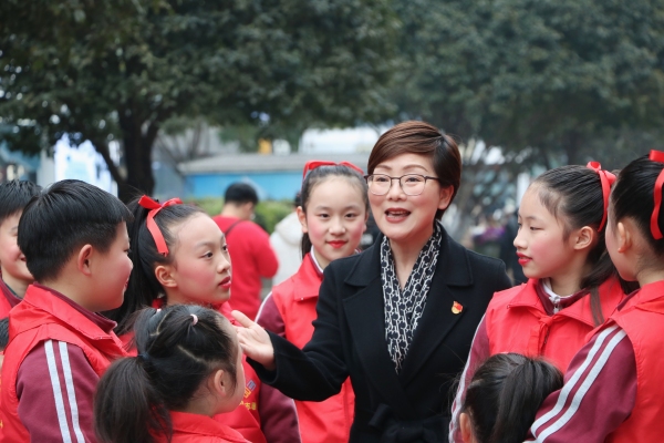 學校舉行新美志愿者學雷鋒活動。重慶市江北區(qū)新村實驗小學校供圖