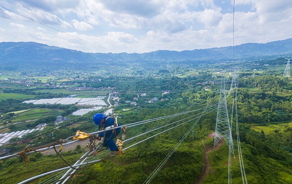 作業(yè)人員開展高空施工。國網(wǎng)重慶永川供電公司供圖