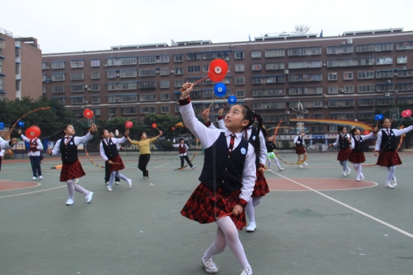 泉小學(xué)子課間抖空竹練習(xí)。 璧山區(qū)璧泉小學(xué)校供圖