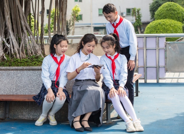 師生在校園里共享數(shù)字教育資源。豐都縣實驗小學校供圖